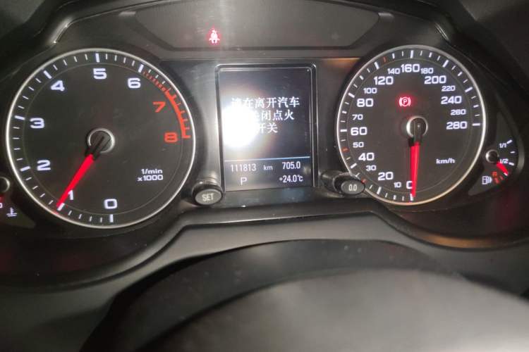 Used Audi Q5 2015 40 TFSI Comfort Model Odometer Close Up