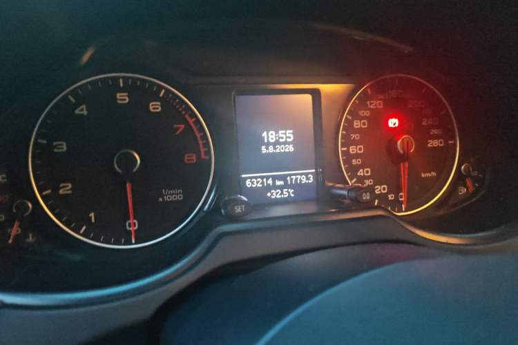 Used Audi Q5 2015 40 TFSI Trendy Edition Odometer Close Up