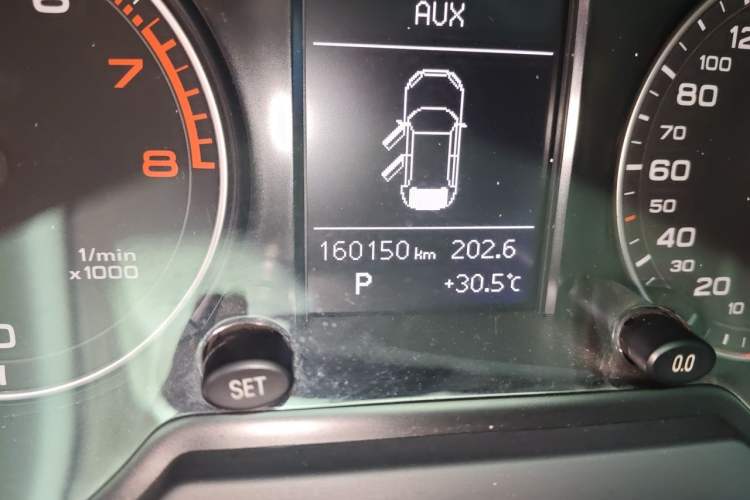 Used Audi Q5 2015 40 TFSI Technology Edition Odometer Close Up
