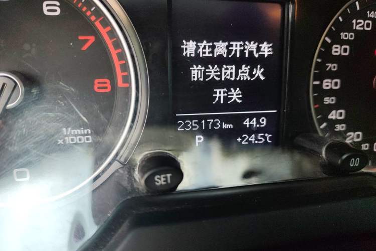 Used Audi Q5 2015 40 TFSI Trendy Edition Odometer Close Up