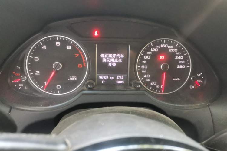 Used Audi Q5 2015 40 TFSI Comfort Model Odometer Close Up