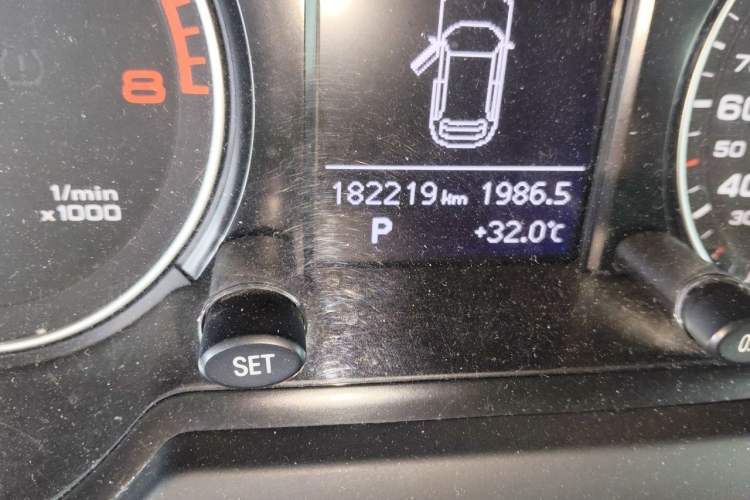 Used Audi Q5 2015 40 TFSI Technology Edition Odometer Close Up
