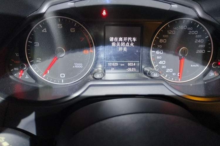 Used Audi Q5 2015 40 TFSI Comfort Model Odometer Close Up