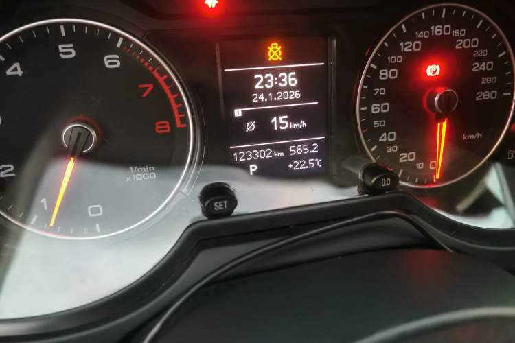 Used Audi Q5 2015 40 TFSI Trendy Edition Odometer Close Up