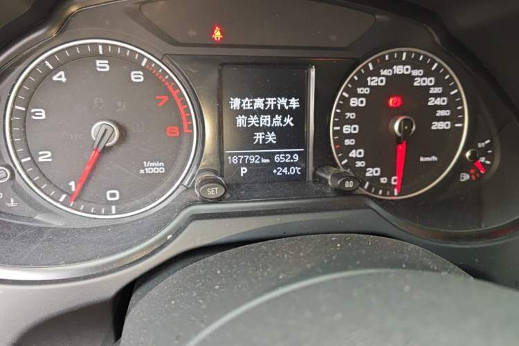 Used Audi Q5 2015 40 TFSI Trendy Edition Odometer Close Up