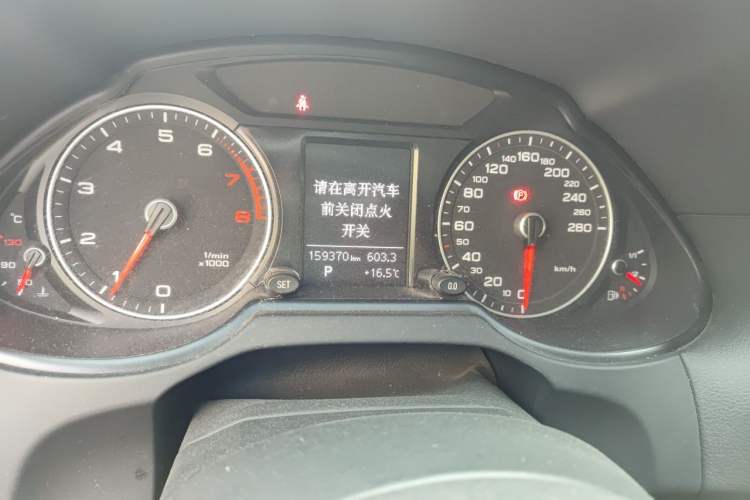 Used Audi Q5 2015 40 TFSI Technology Edition Odometer Close Up