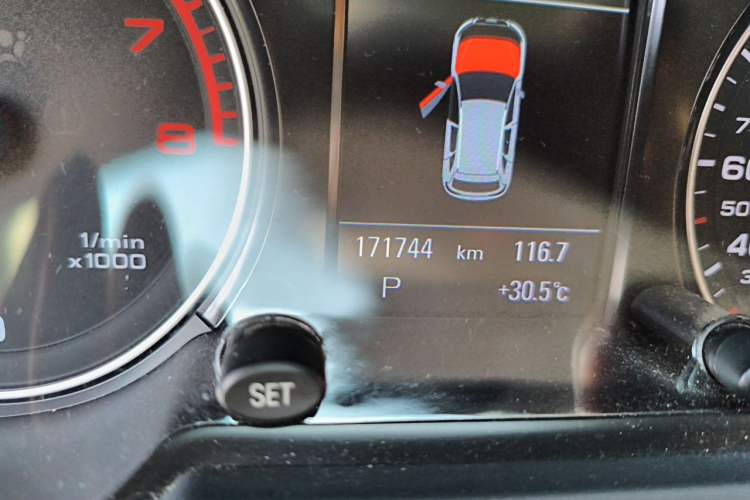 Used Audi Q5 2015 40 TFSI Comfort Model Odometer Close Up