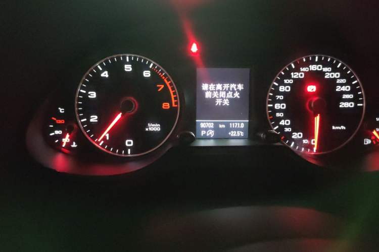 Used Audi Q5 2015 40 TFSI Comfort Model Odometer Close Up