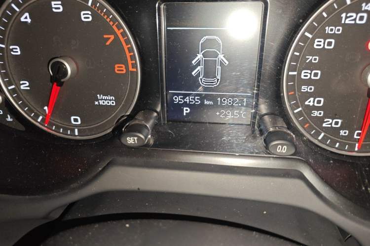 Used Audi Q5 2015 40 TFSI Technology Edition Odometer Close Up