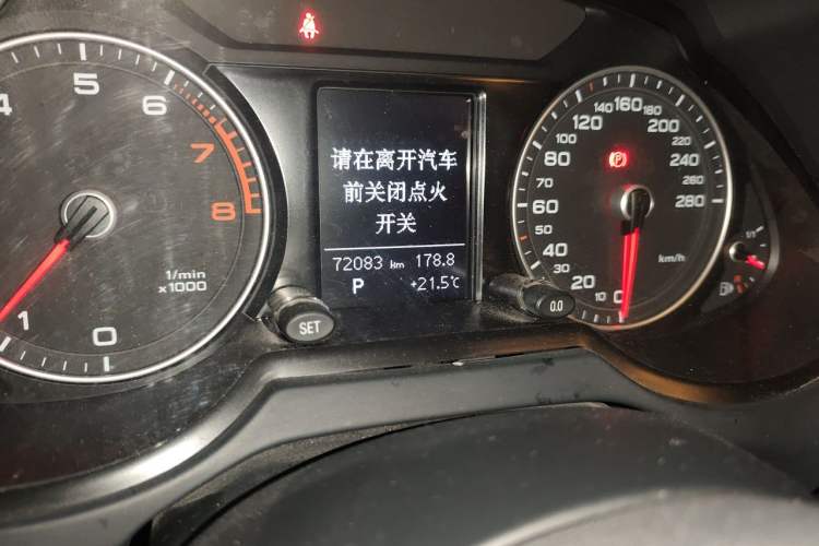Used Audi Q5 2015 40 TFSI Trendy Edition Odometer Close Up
