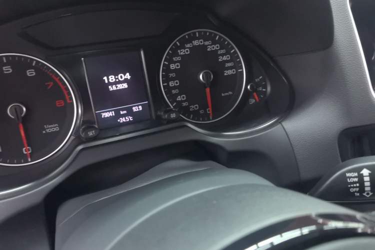 Used Audi Q5 2015 40 TFSI Comfort Model Odometer Close Up