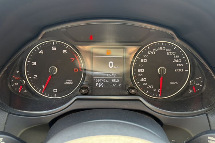 Used Audi Q5 2015 40 TFSI Trendy Edition Odometer Close Up
