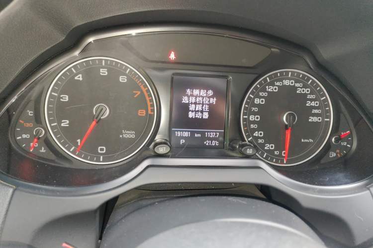 Used Audi Q5 2015 40 TFSI Comfort Model Odometer Close Up