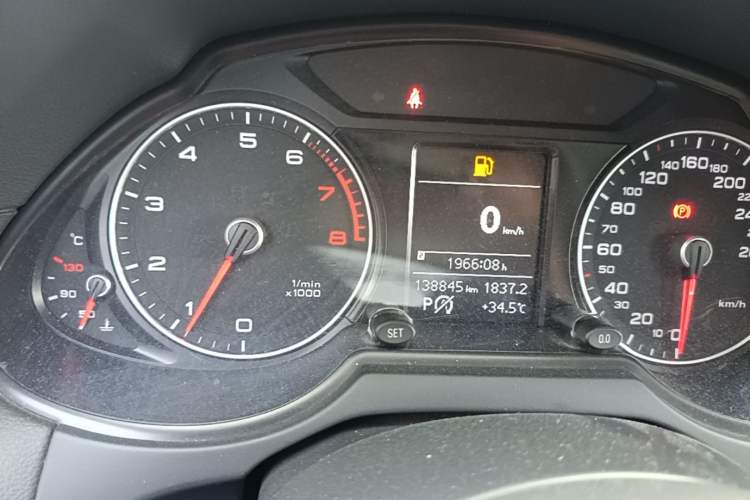 Used Audi Q5 2015 40 TFSI Trendy Edition Odometer Close Up