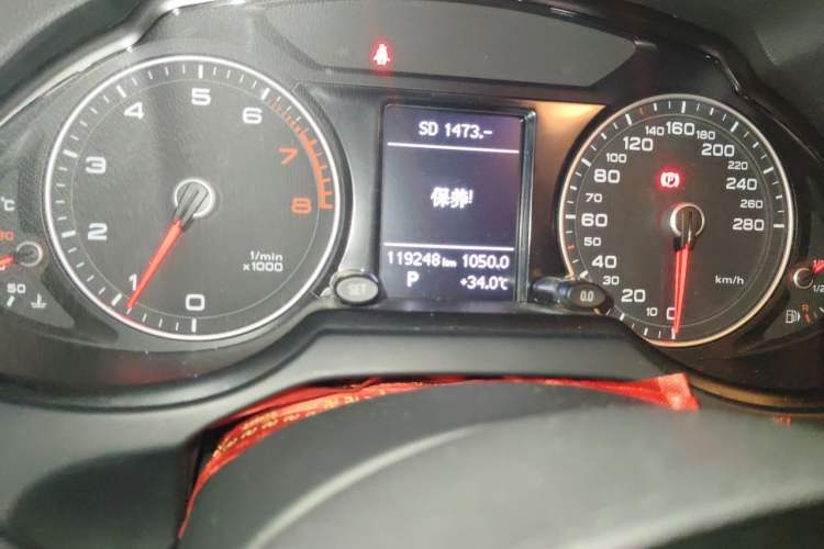 Used Audi Q5 2015 40 TFSI Technology Edition Odometer Close Up