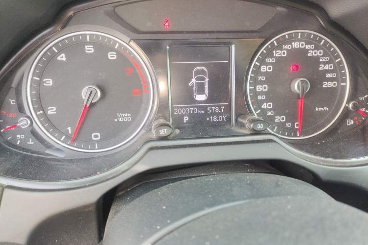 Used Audi Q5 2015 40 TFSI Technology Edition Odometer Close Up