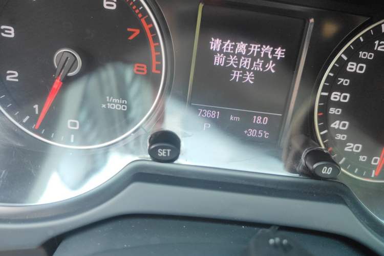 Used Audi Q5 2015 40 TFSI Comfort Model Odometer Close Up
