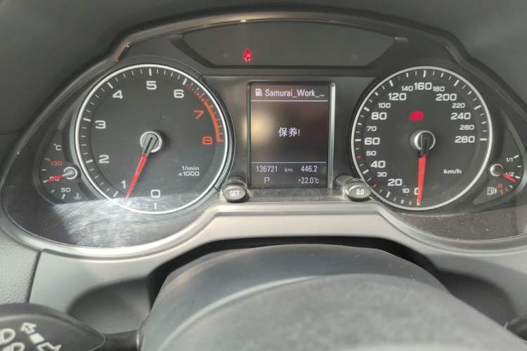Used Audi Q5 2015 40 TFSI Comfort Model Odometer Close Up