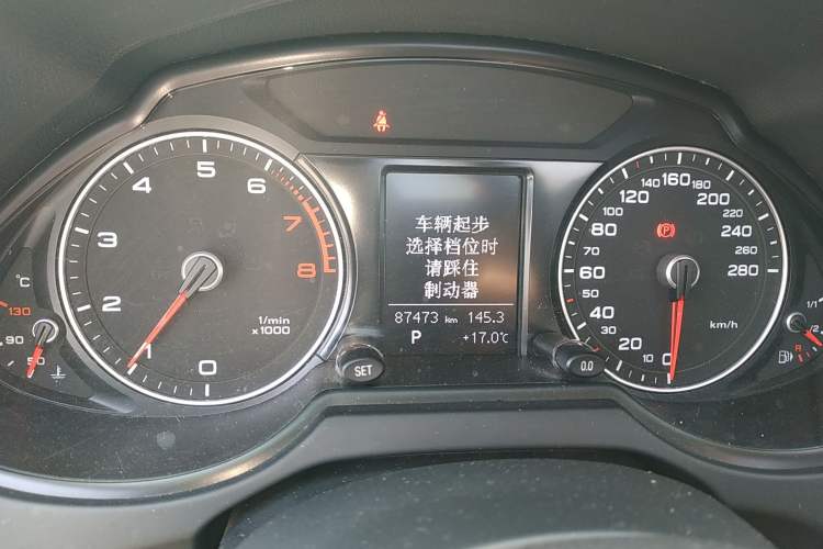 Used Audi Q5 2015 40 TFSI Technology Edition Odometer Close Up