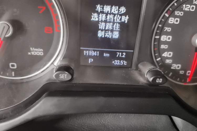 Used Audi Q5 2015 40 TFSI Comfort Model Odometer Close Up