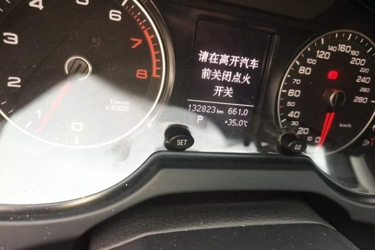 Used Audi Q5 2015 40 TFSI Trendy Edition Odometer Close Up