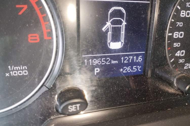 Used Audi Q5 2015 40 TFSI Technology Edition Odometer Close Up