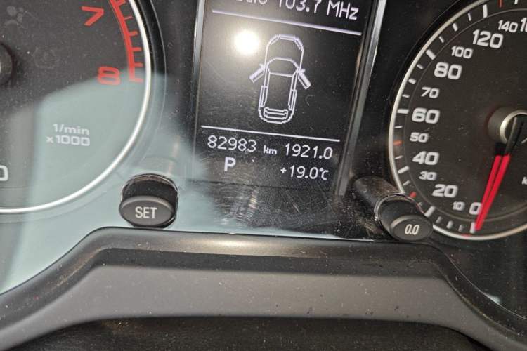 Used Audi Q5 2015 40 TFSI Technology Edition Odometer Close Up