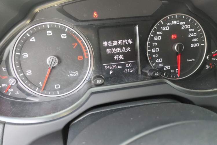 Used Audi Q5 2015 40 TFSI Trendy Edition Odometer Close Up