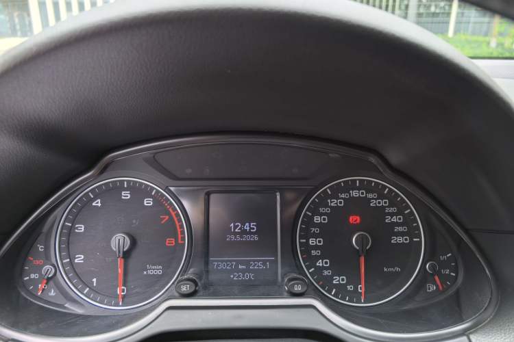 Used Audi Q5 2015 40 TFSI Technology Edition Odometer Close Up
