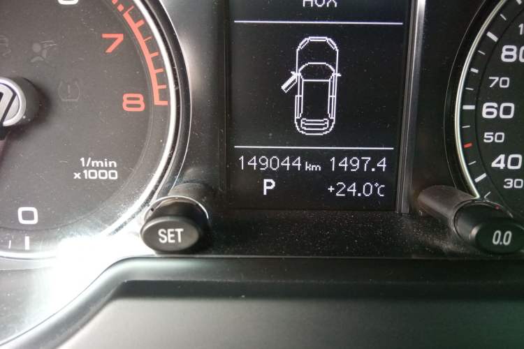 Used Audi Q5 2015 40 TFSI Technology Edition Odometer Close Up