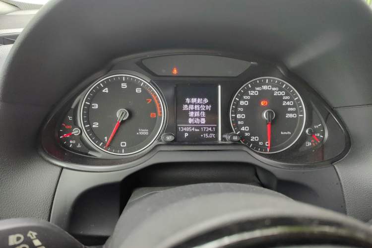 Used Audi Q5 2015 40 TFSI Trendy Edition Odometer Close Up