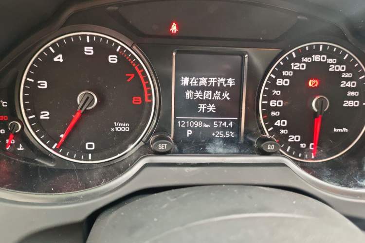 Used Audi Q5 2015 40 TFSI Technology Edition Odometer Close Up