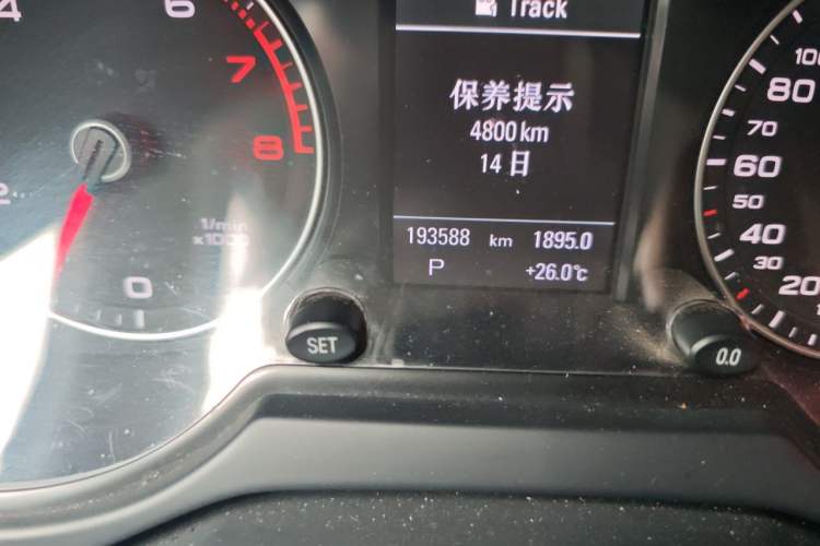 Used Audi Q5 2015 40 TFSI Comfort Model Odometer Close Up