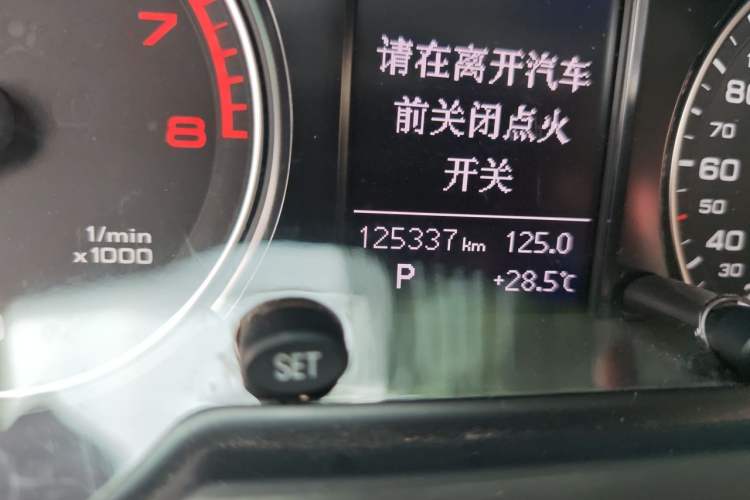 Used Audi Q5 2015 40 TFSI Technology Edition Odometer Close Up