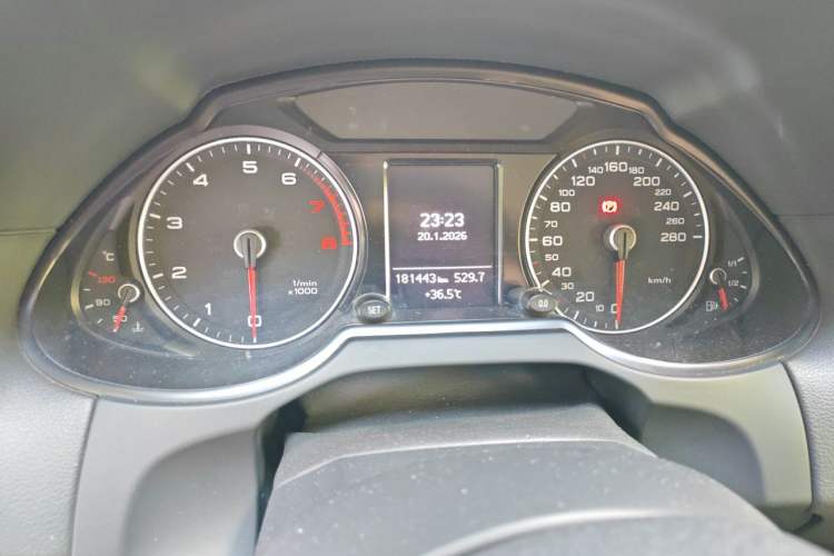 Used Audi Q5 2015 40 TFSI Technology Edition Odometer Close Up