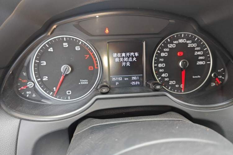Used Audi Q5 2015 40 TFSI Comfort Model Odometer Close Up
