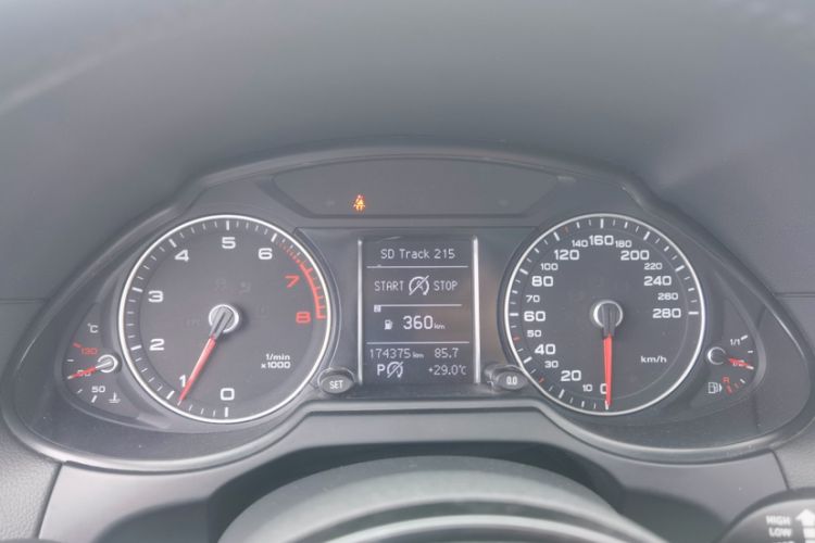 Used Audi Q5 2015 40 TFSI Technology Edition Odometer Close Up