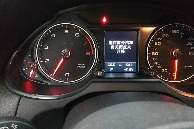 Used Audi Q5 2015 40 TFSI Comfort Model Odometer Close Up