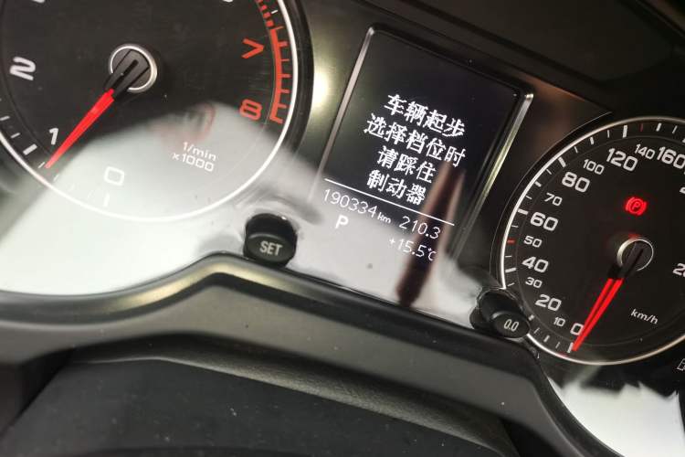 Used Audi Q5 2015 40 TFSI Trendy Edition Odometer Close Up