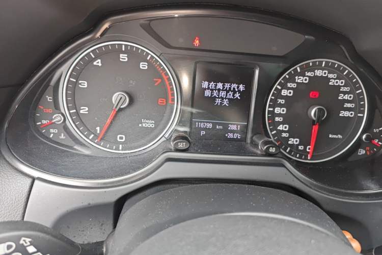 Used Audi Q5 2015 40 TFSI Comfort Model Odometer Close Up