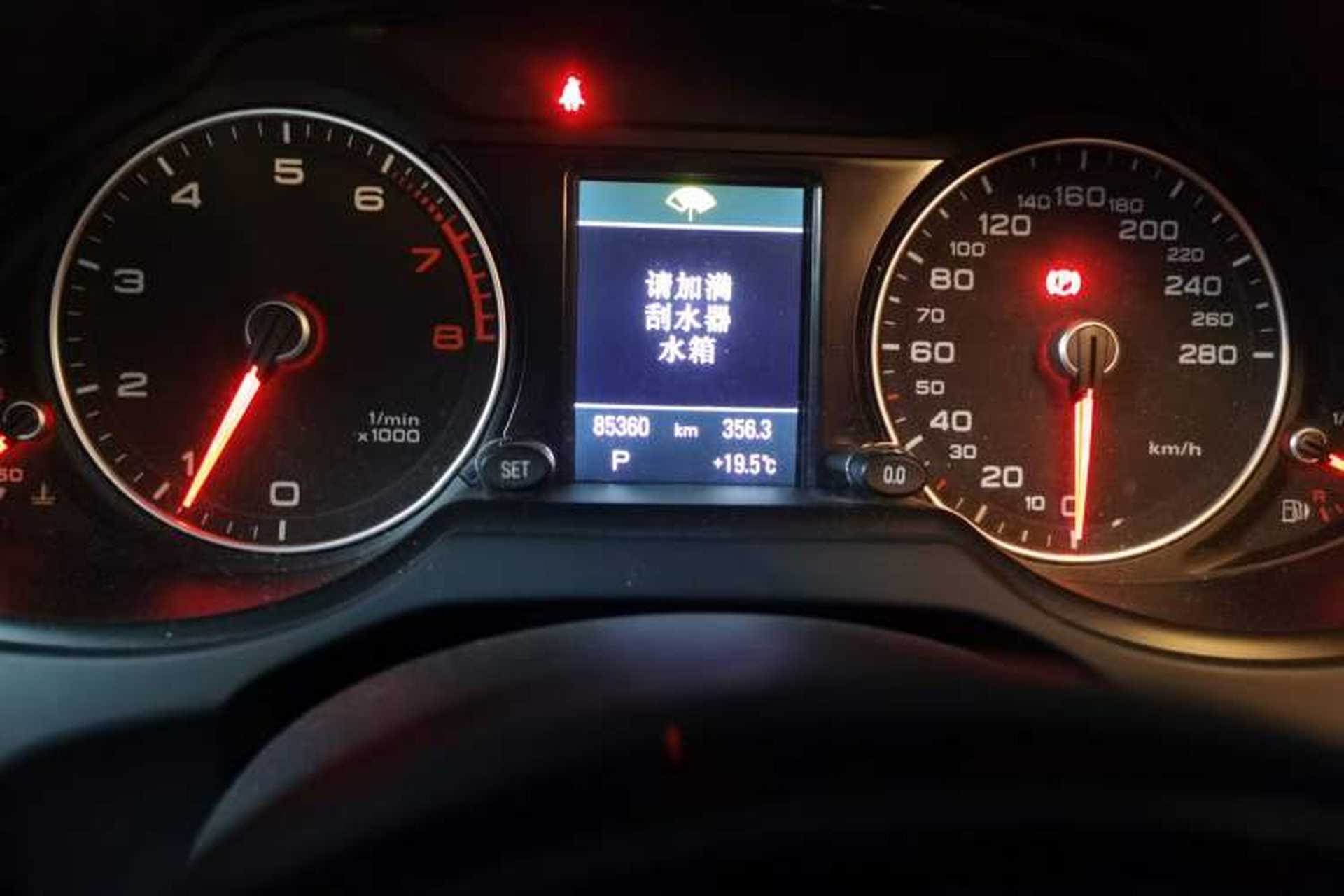 Used Audi Q5 2015 40 TFSI Comfort Model Odometer Close Up