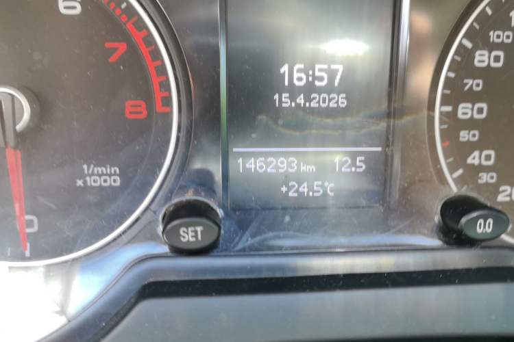 Used Audi Q5 2015 40 TFSI Technology Edition Odometer Close Up