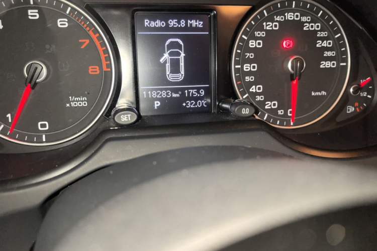 Used Audi Q5 2015 40 TFSI Trendy Edition Odometer Close Up
