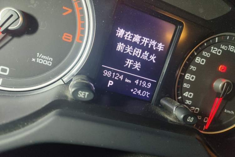 Used Audi Q5 2015 40 TFSI Technology Edition Odometer Close Up