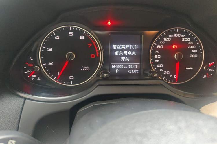 Used Audi Q5 2015 40 TFSI Trendy Edition Odometer Close Up