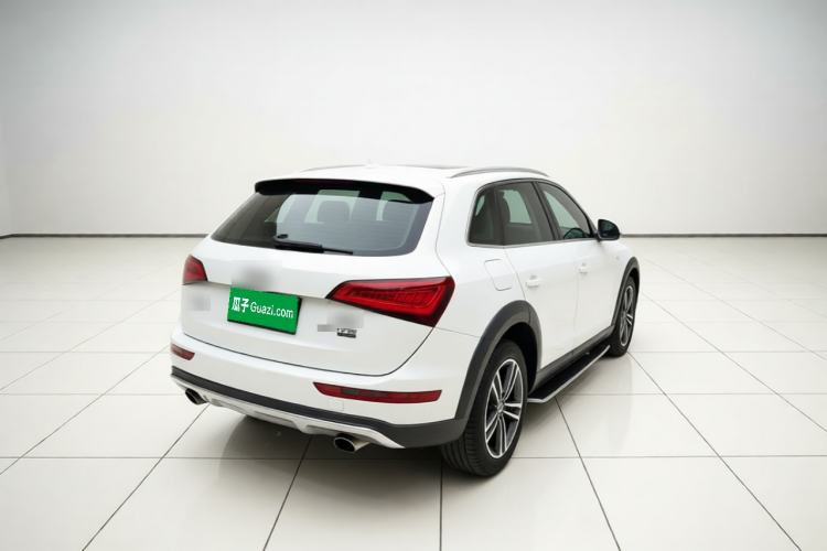 Used Audi Q5 2015 40 TFSI Luxury Model Rear Right 45 Deg