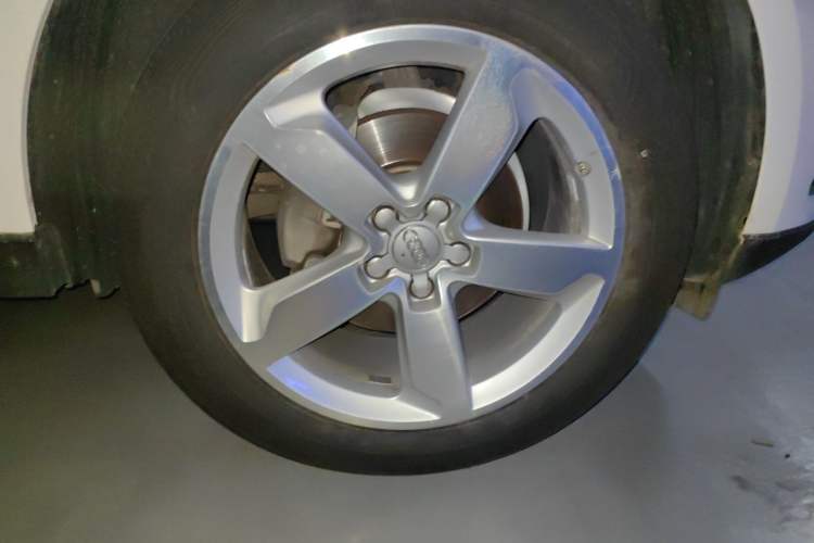 Used Audi Q5 2015 40 TFSI Comfort Model Right Front Wheel Hub