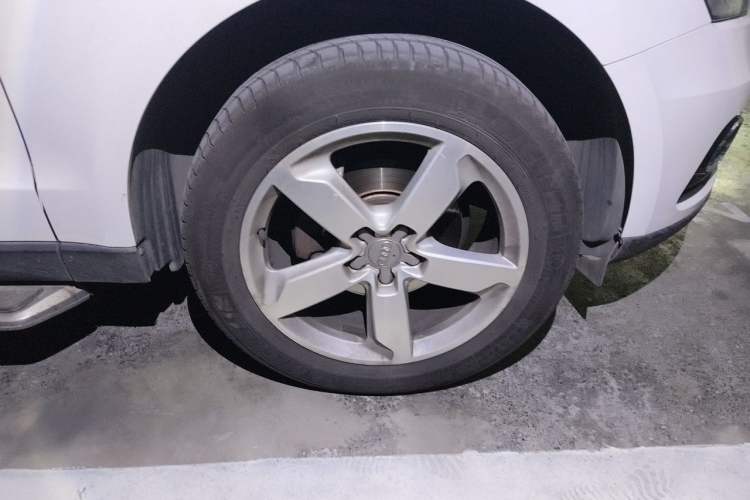 Used Audi Q5 2015 40 TFSI Comfort Model Right Front Wheel Hub