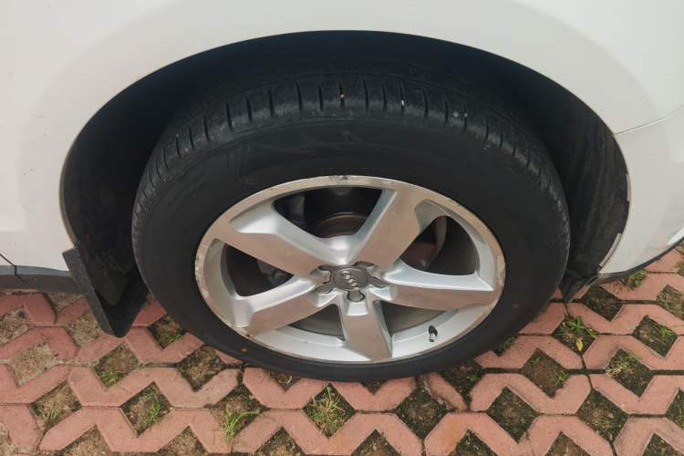 Used Audi Q5  Right Front Wheel Hub
