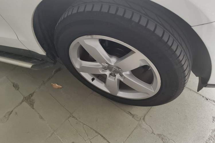 Used Audi Q5 2015 40 TFSI Comfort Model Right Front Wheel Hub